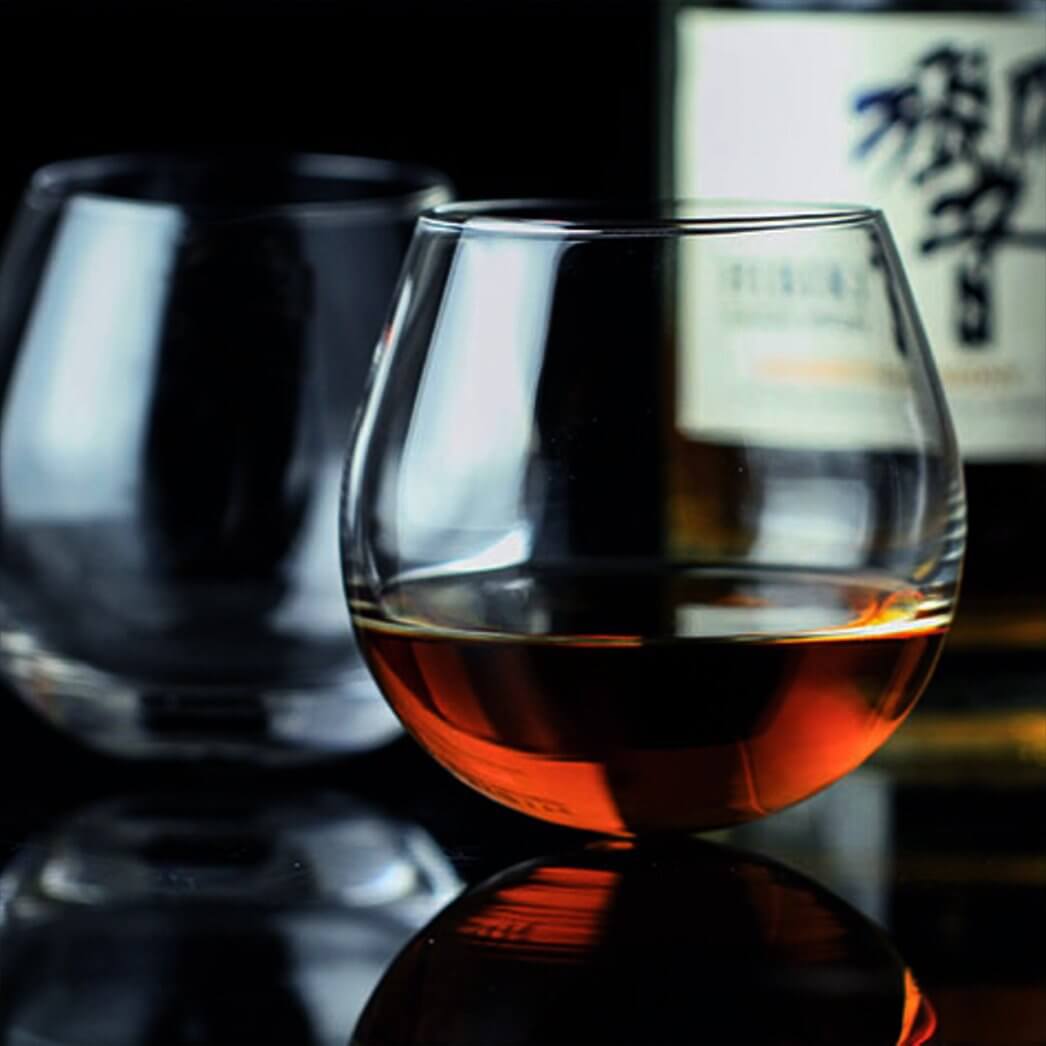 https://www.whiskira.com/cdn/shop/products/daruma-glass-whiskey-whisky-spirits-drinks-spinning-glass-premium-glass-craftmanship-2-sw.jpg?v=1680156384&width=1445
