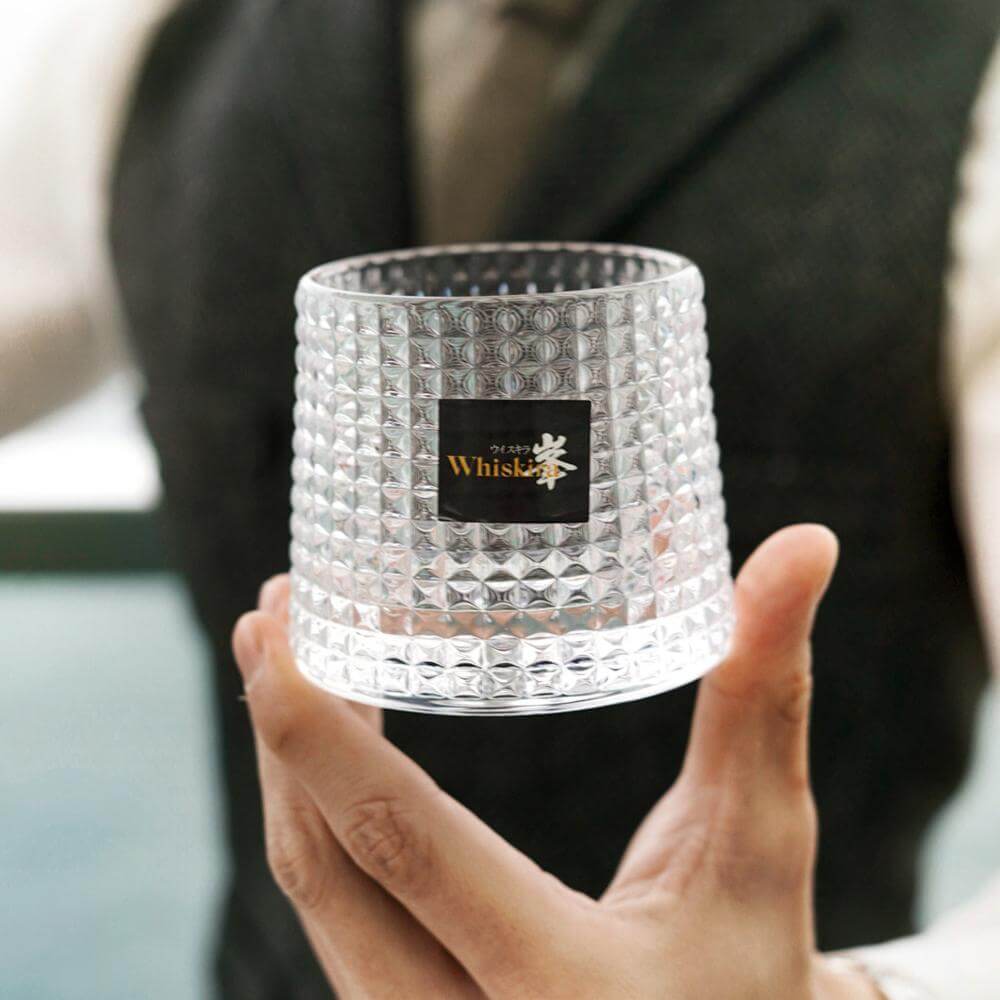https://www.whiskira.com/cdn/shop/products/spinning-tumbler-diamond-sea-view-gentleman-holding-whiskey-glass-tumbler-5-sw.jpg?v=1680156325&width=1445